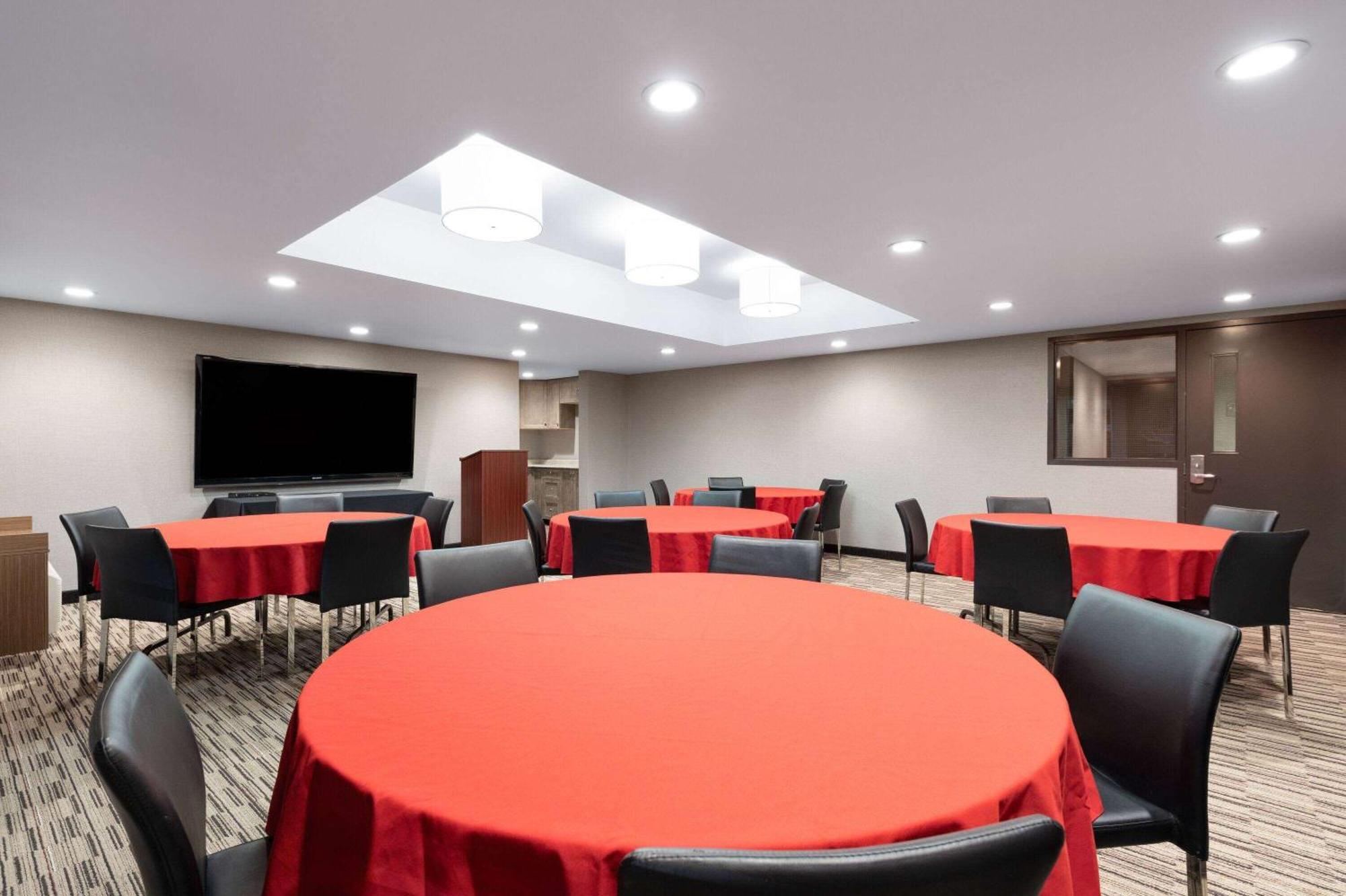 Microtel Inn & Suites By Wyndham Kirkland Lake Buitenkant foto
