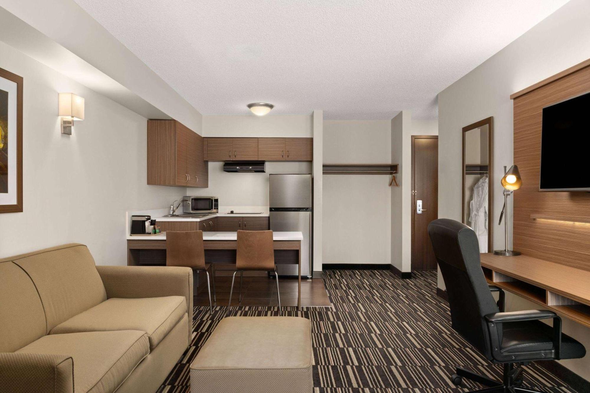 Microtel Inn & Suites By Wyndham Kirkland Lake Buitenkant foto