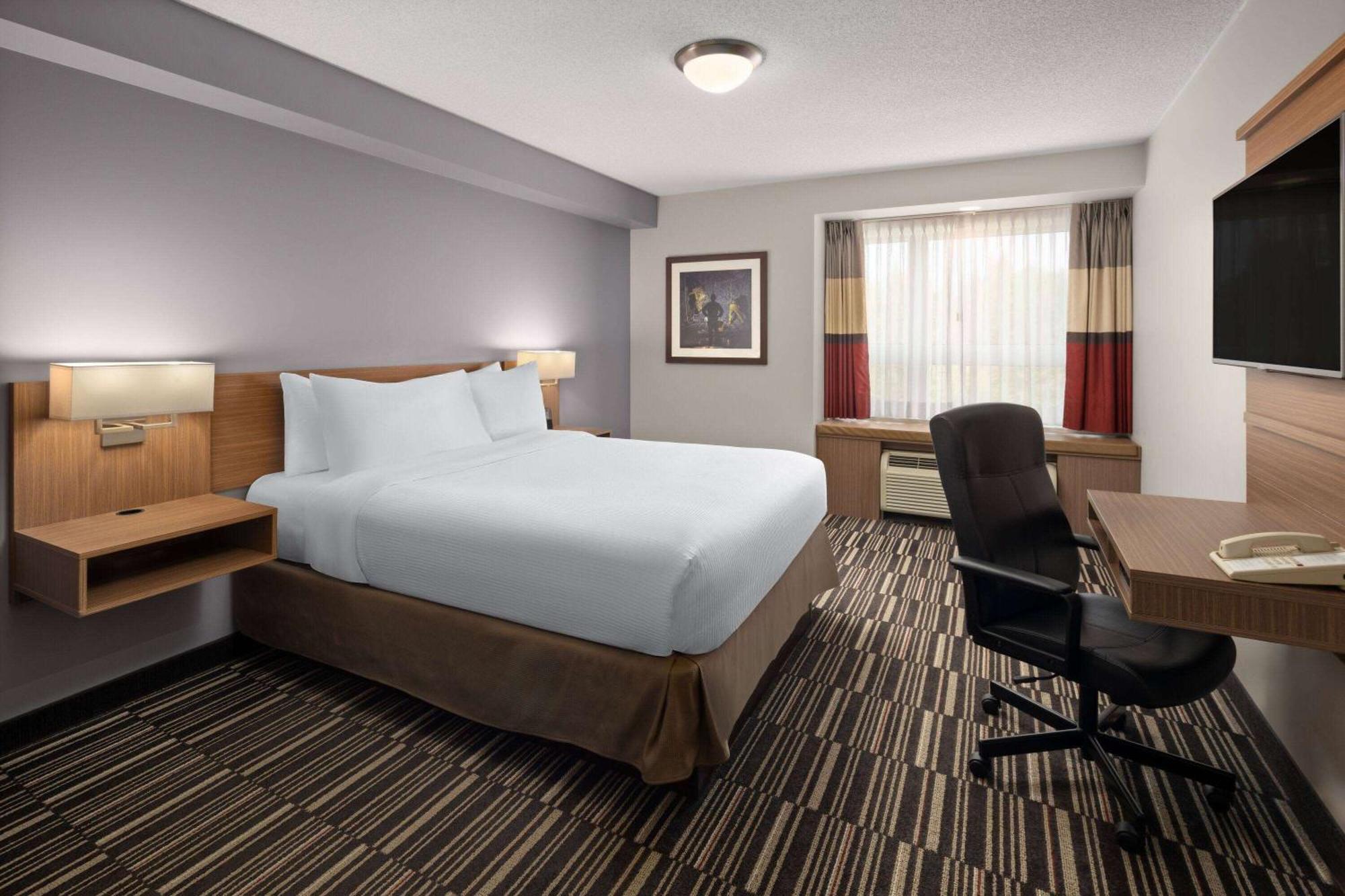 Microtel Inn & Suites By Wyndham Kirkland Lake Buitenkant foto