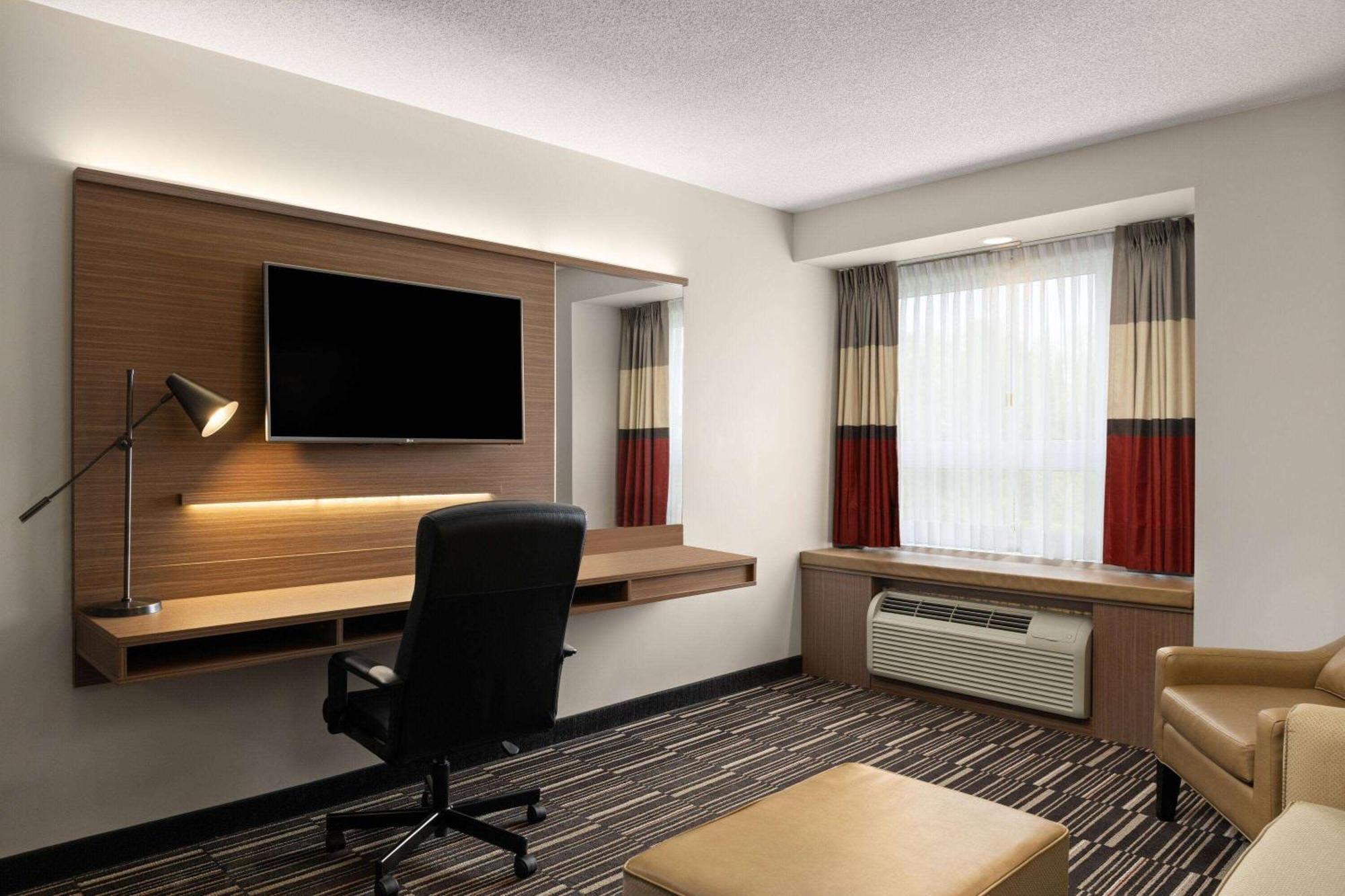 Microtel Inn & Suites By Wyndham Kirkland Lake Buitenkant foto