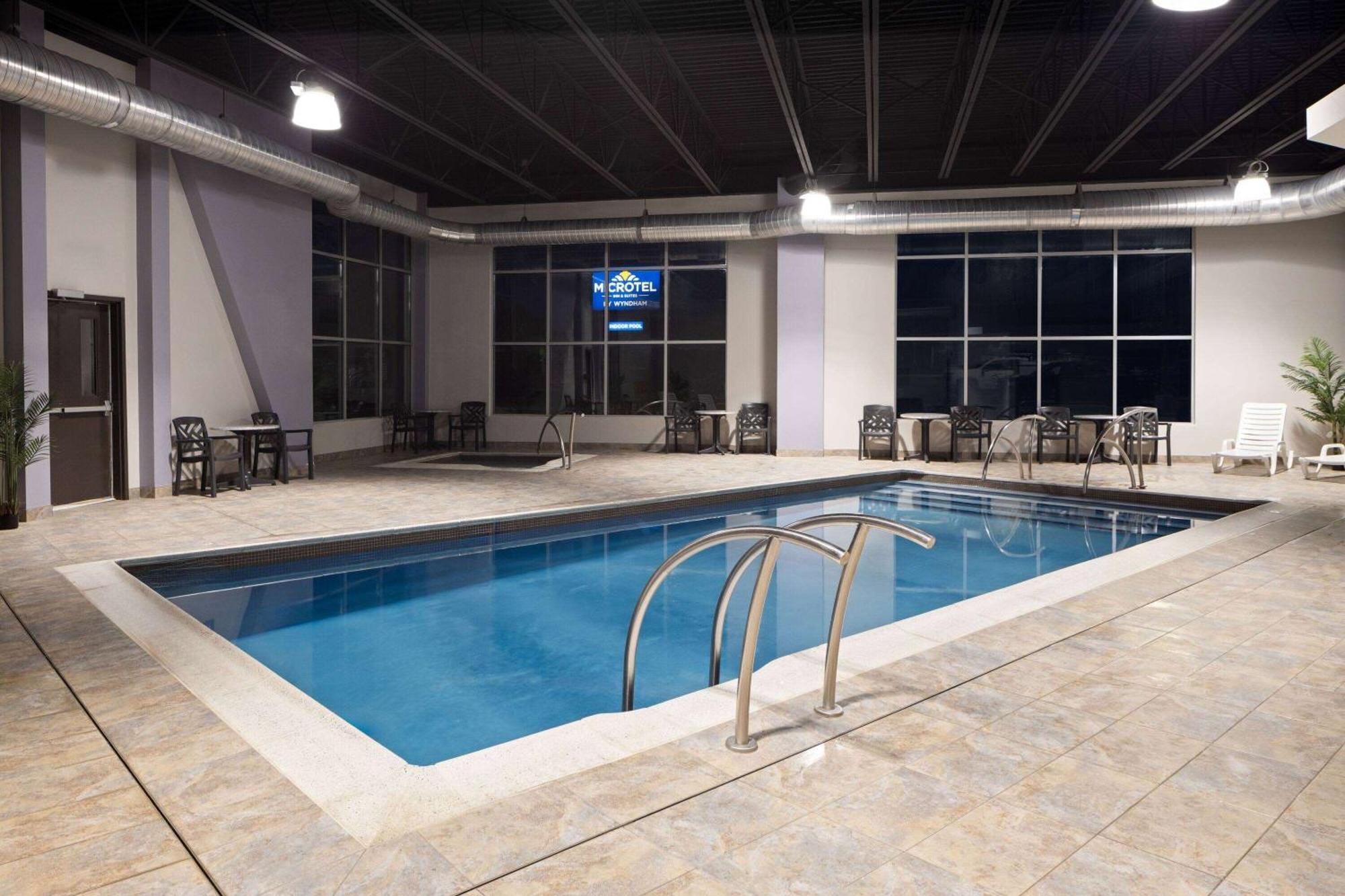 Microtel Inn & Suites By Wyndham Kirkland Lake Buitenkant foto