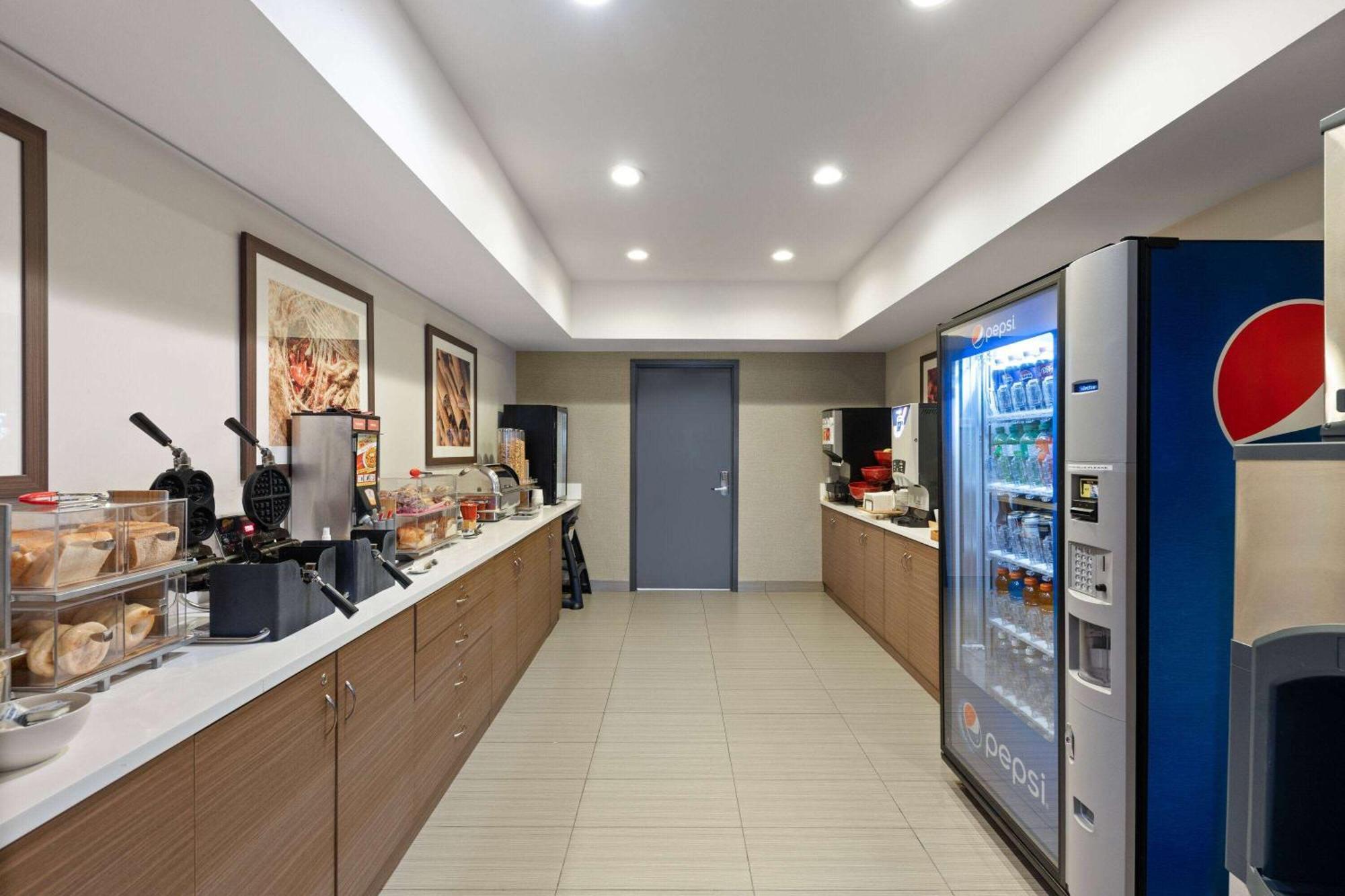 Microtel Inn & Suites By Wyndham Kirkland Lake Buitenkant foto