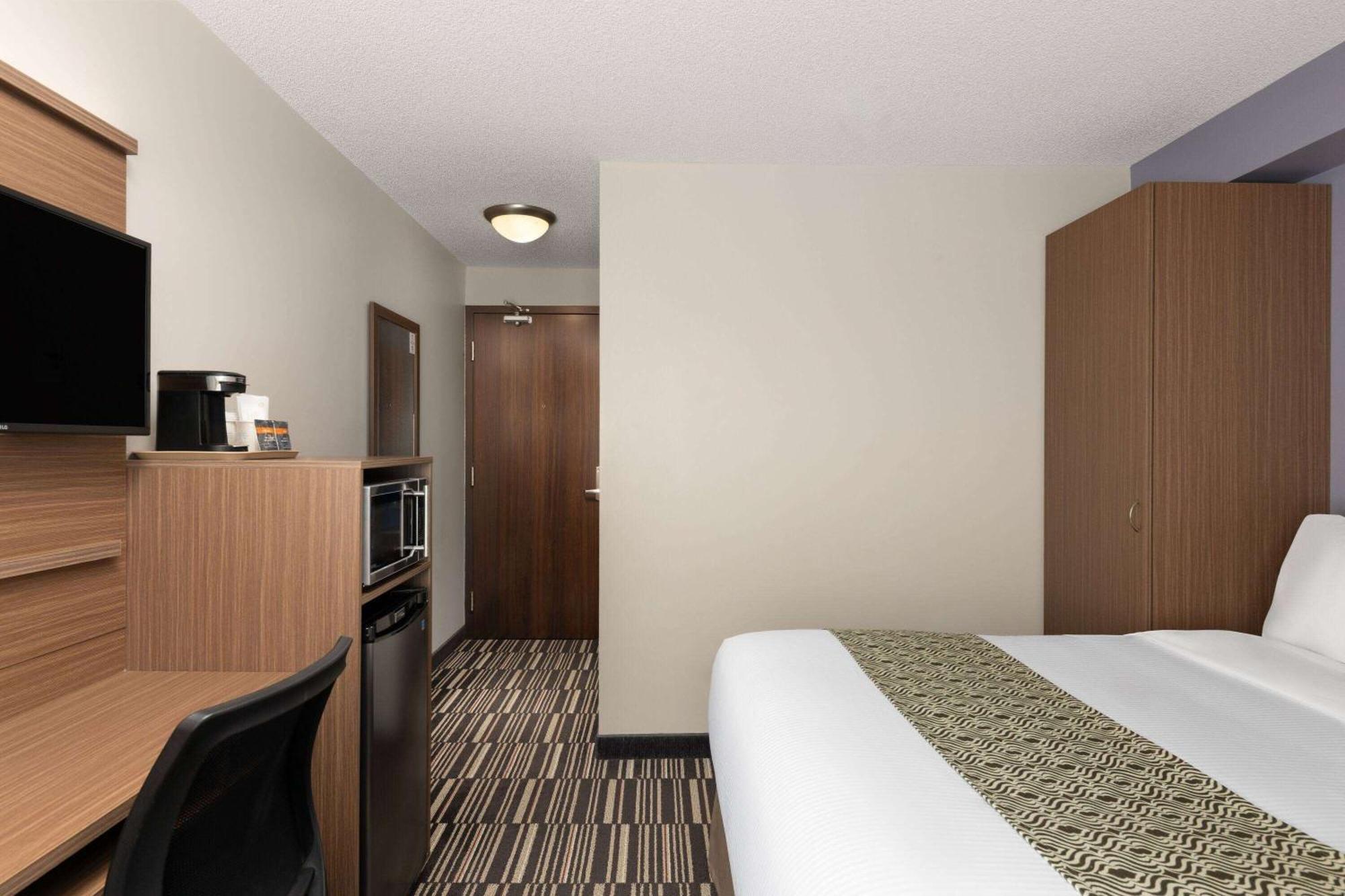 Microtel Inn & Suites By Wyndham Kirkland Lake Buitenkant foto
