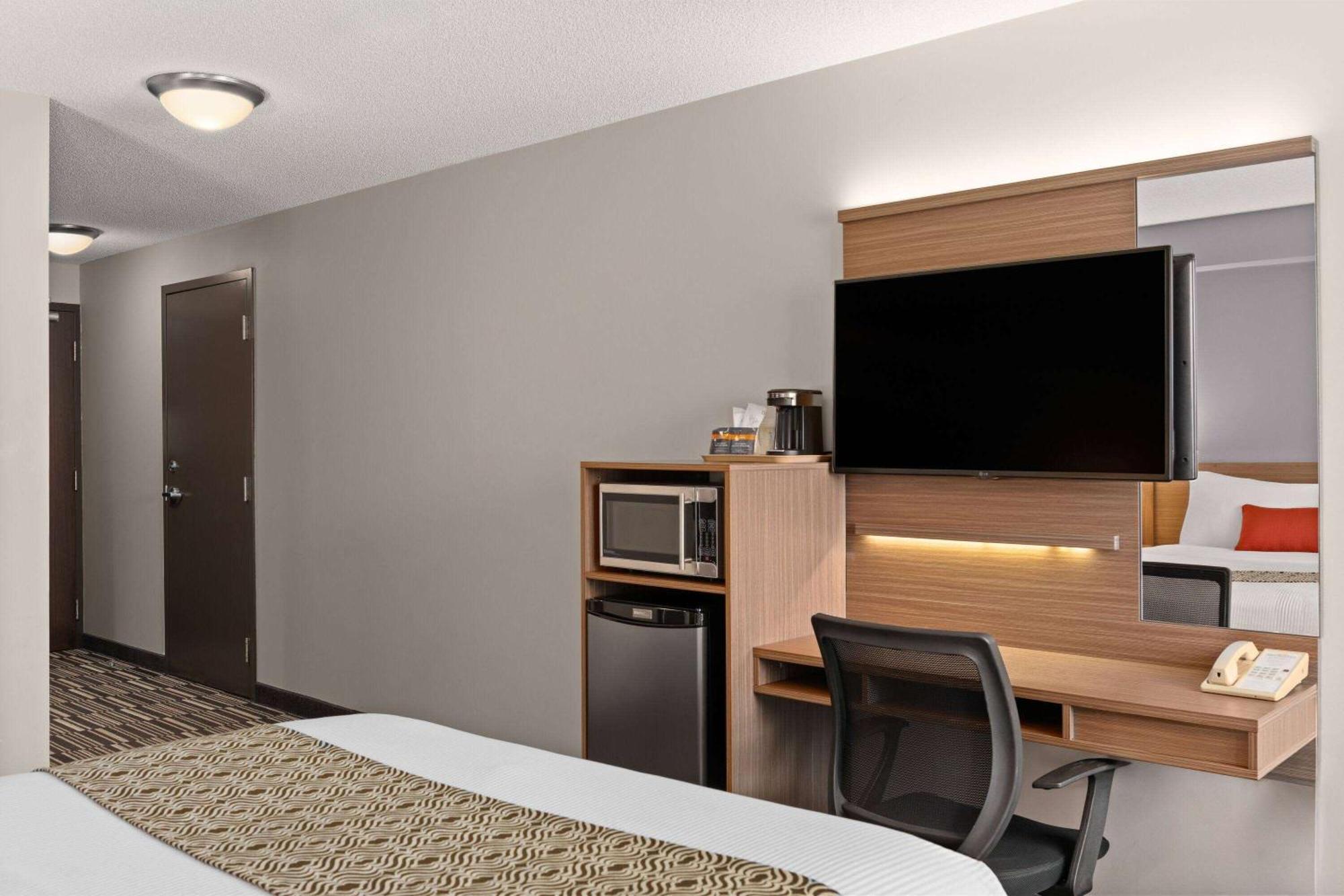 Microtel Inn & Suites By Wyndham Kirkland Lake Buitenkant foto