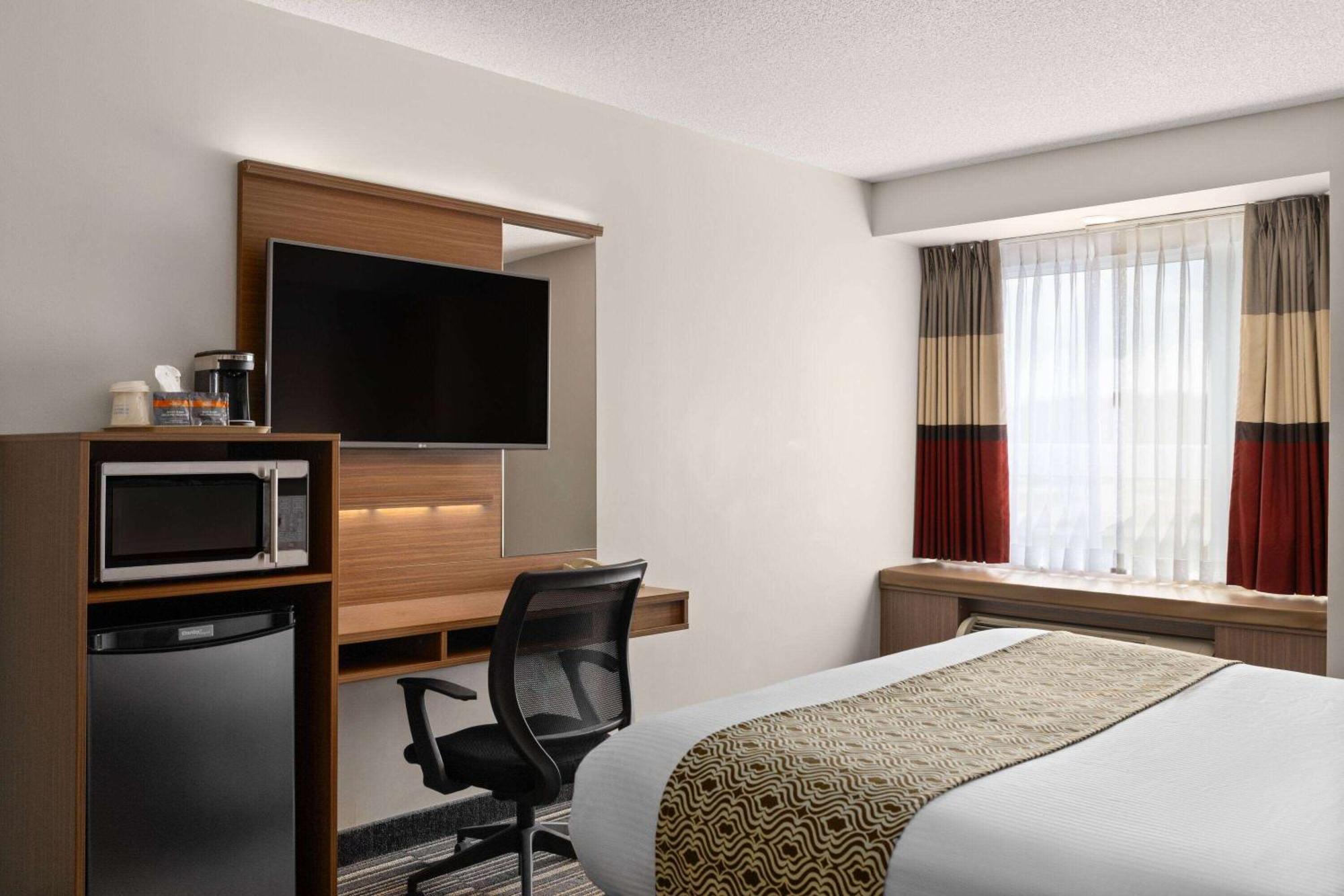 Microtel Inn & Suites By Wyndham Kirkland Lake Buitenkant foto