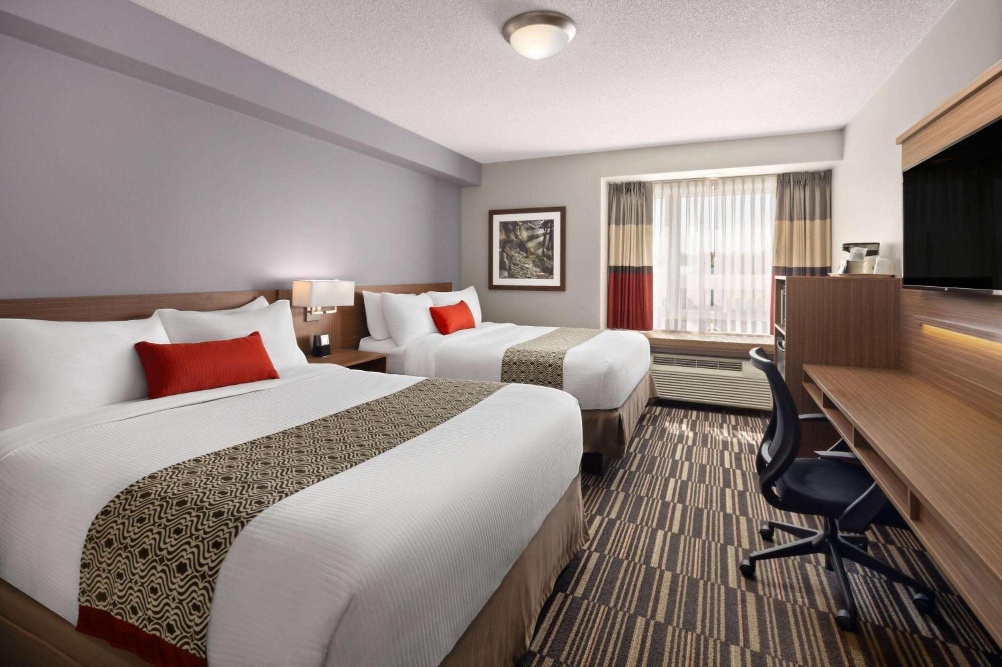 Microtel Inn & Suites By Wyndham Kirkland Lake Buitenkant foto