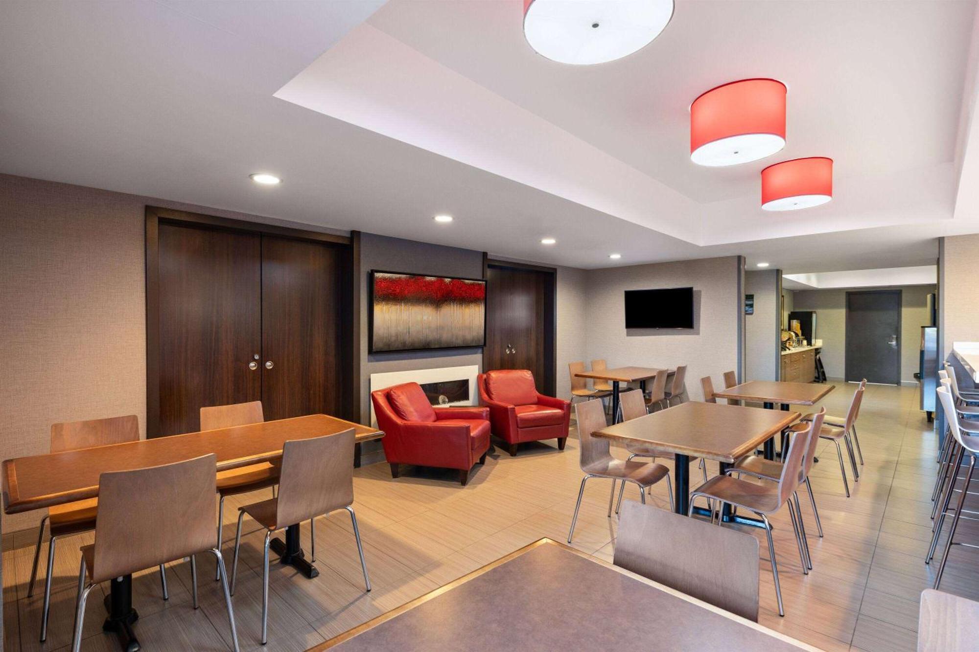 Microtel Inn & Suites By Wyndham Kirkland Lake Buitenkant foto