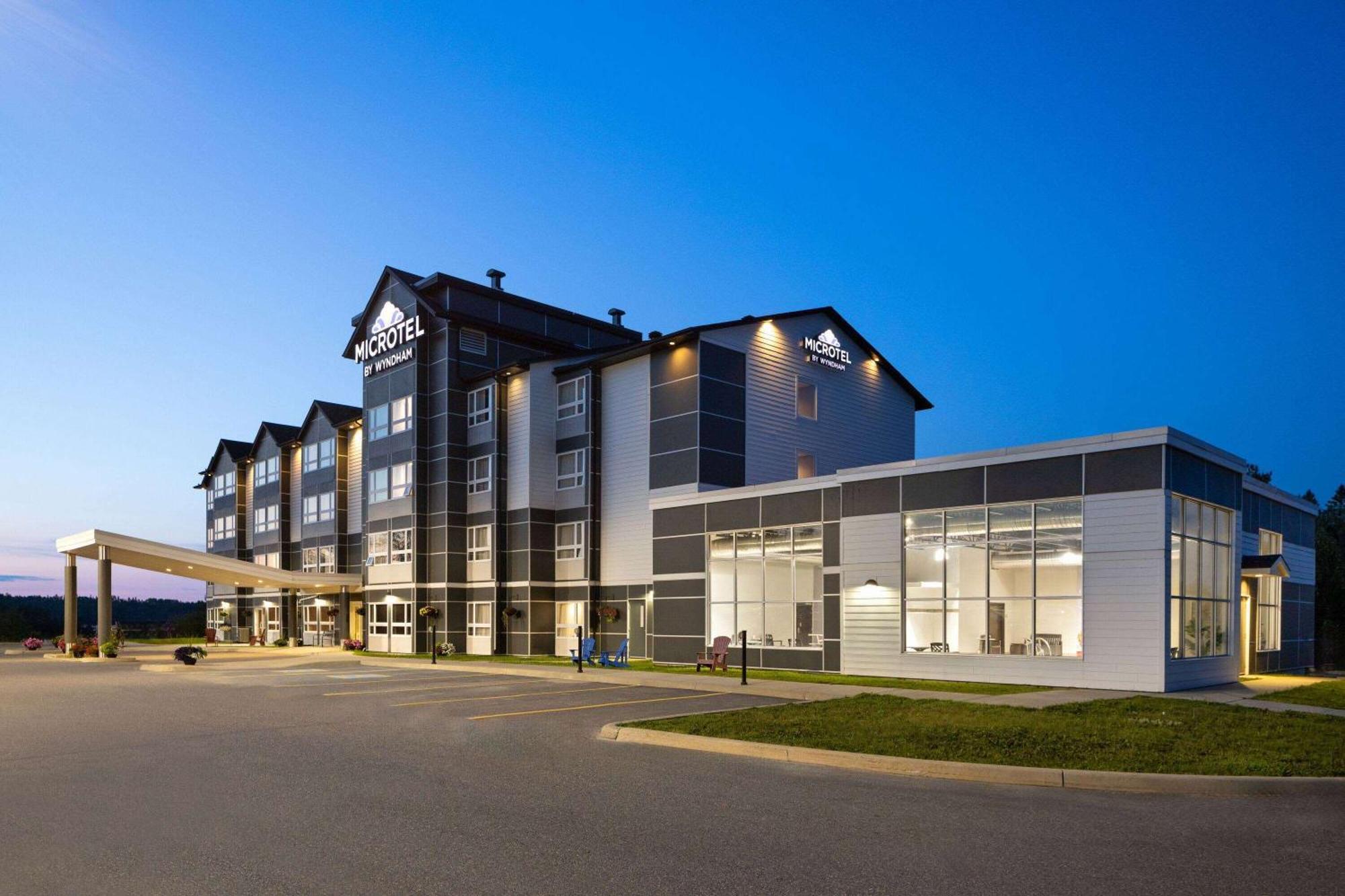 Microtel Inn & Suites By Wyndham Kirkland Lake Buitenkant foto
