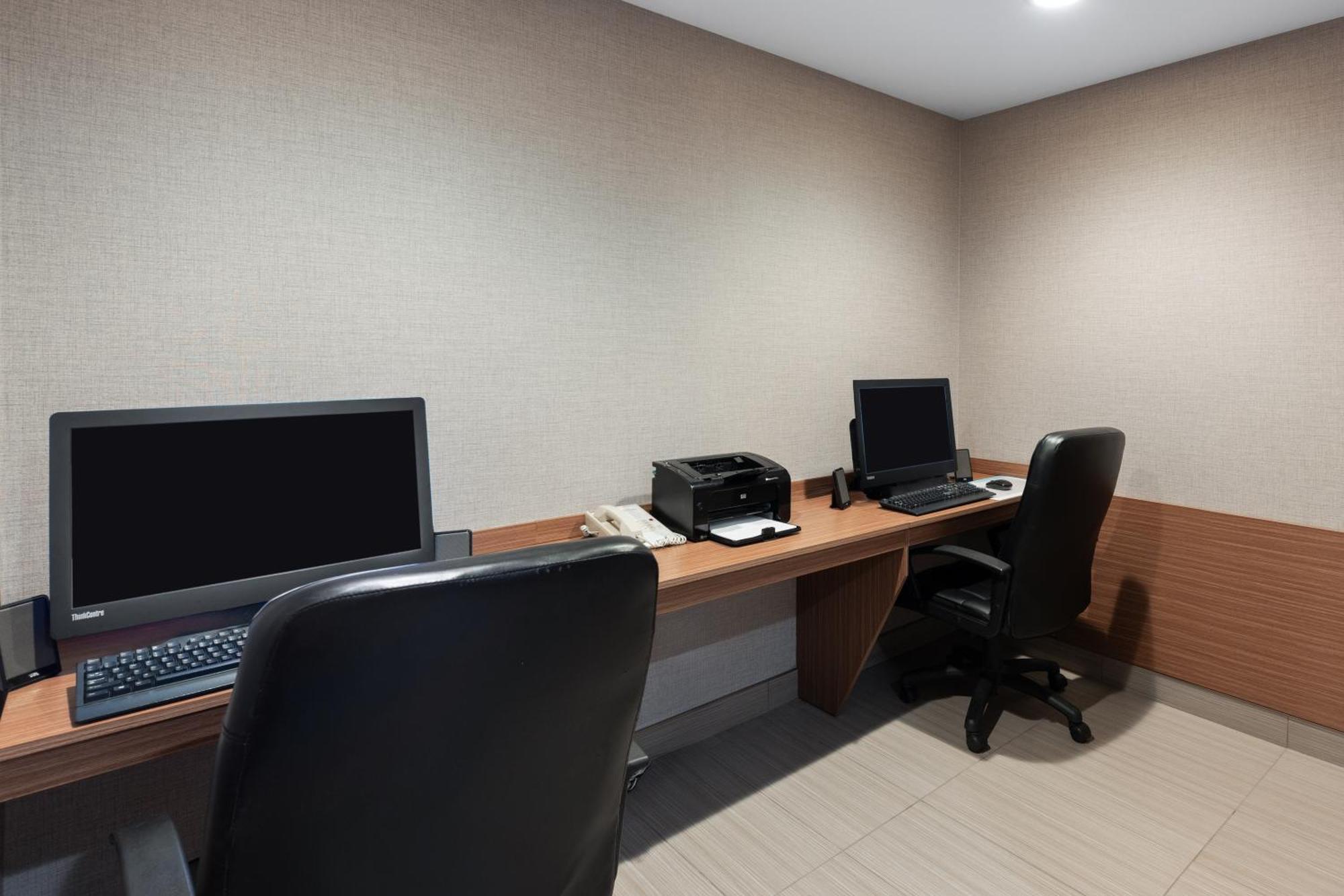 Microtel Inn & Suites By Wyndham Kirkland Lake Buitenkant foto